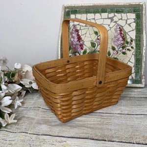 Country Woven Collection Tan Basket With Articulating Handle